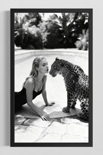 Svartvit bild av en kvinna i svart baddräkt som ligger vid en pool bredvid en leopard i solen.